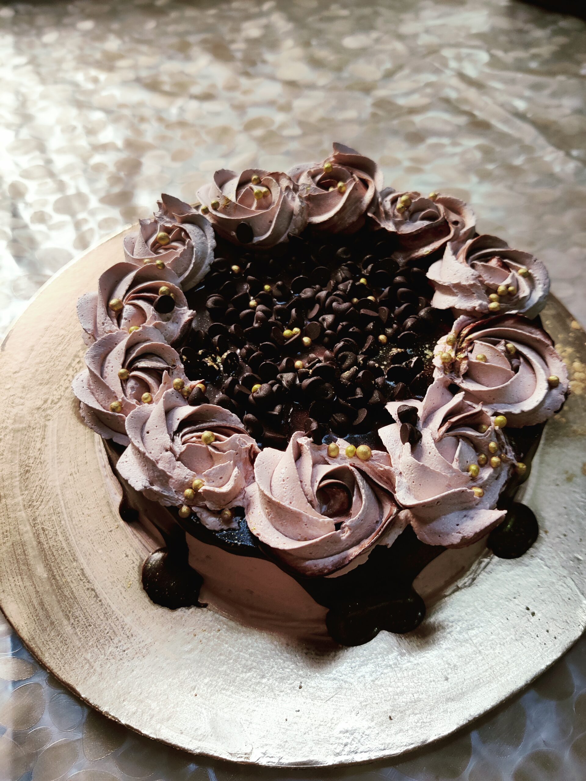 Choco chips chocolate cake Recipe by Falgooni Mangrola - Cookpad