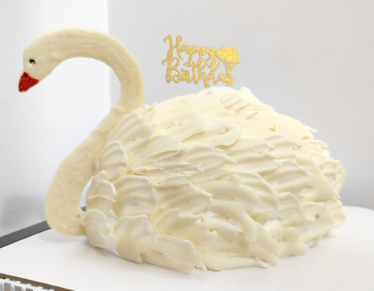 Flavoroso - Swan cake with brushed chocolate feathers.... | Facebook